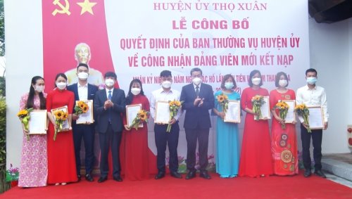 anh trao QD.png
