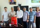 Đông chí Bí Thư huyện ủy thăm, tặng quà Người có công với cách mạng nhân kỷ niệm 50 năm giải phóng miền nam