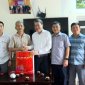 Đông chí Bí Thư huyện ủy thăm, tặng quà Người có công với cách mạng nhân kỷ niệm 50 năm giải phóng miền nam